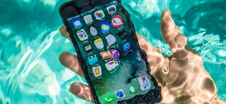 ศาลสหรัฐฯ ตัดสินแล้ว Apple ไม่ผิดเรื่องโฆษณา มาตรฐานการกันน้ำของ iPhone